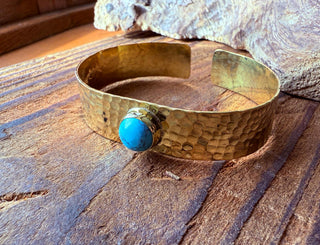 Hammered Brass Bracelet with Turquoise / Adjustable / Bohemian Jewellery / Ethnic Style / Rustic / Boho / Gift for Her / Artisanal /