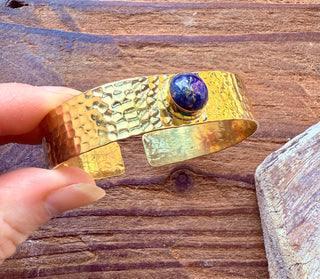 Hammered Brass Bracelet with Lapis Lazuli / Adjustable / Bohemian Jewellery / Ethnic Style / Rustic / Boho / Gift for Her / Artisanal /