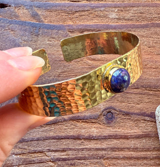 Hammered Brass Bracelet with Lapis Lazuli / Adjustable / Bohemian Jewellery / Ethnic Style / Rustic / Boho / Gift for Her / Artisanal /