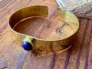 Hammered Brass Bracelet with Lapis Lazuli / Adjustable / Bohemian Jewellery / Ethnic Style / Rustic / Boho / Gift for Her / Artisanal /