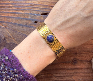Hammered Brass Bracelet with Lapis Lazuli / Adjustable / Bohemian Jewellery / Ethnic Style / Rustic / Boho / Gift for Her / Artisanal /