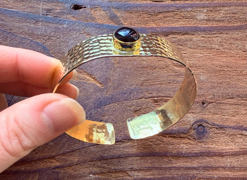 Hammered Brass Bracelet with Black Onyx / Adjustable / Bohemian Jewellery / Ethnic Style / Rustic / Boho / Gift for Her / Artisanal /