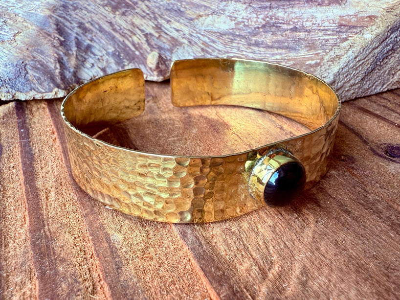 Hammered Brass Bracelet with Black Onyx / Adjustable / Bohemian Jewellery / Ethnic Style / Rustic / Boho / Gift for Her / Artisanal /