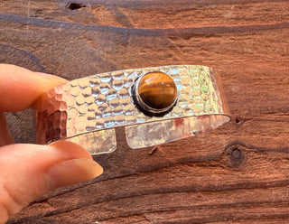 Hammered Brass Bracelet with Tiger's Eye / Adjustable / Bohemian Jewellery / Ethnic Style / Rustic / Boho / Gift for Her / Artisanal /