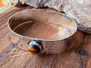 Hammered Brass Bracelet with Tiger's Eye / Adjustable / Bohemian Jewellery / Ethnic Style / Rustic / Boho / Gift for Her / Artisanal /