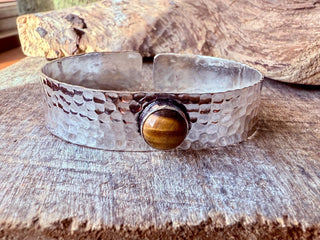 Hammered Brass Bracelet with Tiger's Eye / Adjustable / Bohemian Jewellery / Ethnic Style / Rustic / Boho / Gift for Her / Artisanal /