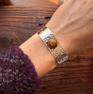 Hammered Brass Bracelet with Tiger's Eye / Adjustable / Bohemian Jewellery / Ethnic Style / Rustic / Boho / Gift for Her / Artisanal /