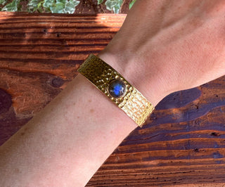 Hammered Brass Bracelet Labradorite / Adjustable / Bohemian Jewellery / Ethnic Style / Rustic / Boho / Gift for Her / Artisanal /