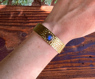 Hammered Brass Bracelet Labradorite / Adjustable / Bohemian Jewellery / Ethnic Style / Rustic / Boho / Gift for Her / Artisanal /