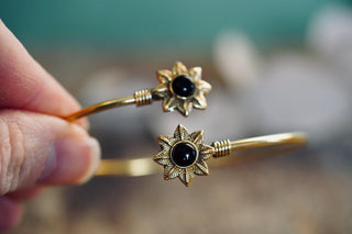 Brass Flower Bracelet with Black Onyx Stones, Dainty Bangle for Women, Delicate Boho Bracelet