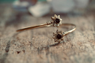 Brass Flower Bracelet with Black Onyx Stones, Dainty Bangle for Women, Delicate Boho Bracelet