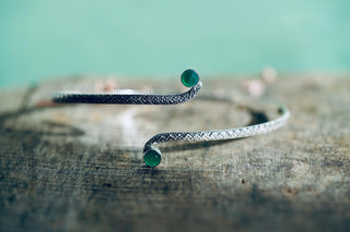 Silver Arm Cuff Bracelet Green Stone – Textured Silver Upper Arm Bracelet, Boho Goddess Jewellery, Adjustable Statement Arm Band, Festival