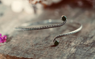 Silver Arm Cuff Bracelet Green Stone – Textured Silver Upper Arm Bracelet, Boho Goddess Jewellery, Adjustable Statement Arm Band, Festival