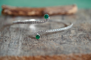 Silver Arm Cuff Bracelet Green Stone – Textured Silver Upper Arm Bracelet, Boho Goddess Jewellery, Adjustable Statement Arm Band, Festival