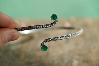 Silver Arm Cuff Bracelet Green Stone – Textured Silver Upper Arm Bracelet, Boho Goddess Jewellery, Adjustable Statement Arm Band, Festival