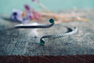 Silver Arm Cuff Bracelet Green Stone – Textured Silver Upper Arm Bracelet, Boho Goddess Jewellery, Adjustable Statement Arm Band, Festival