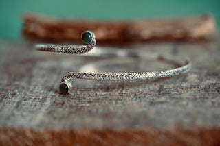 Silver Arm Cuff Bracelet Green Stone – Textured Silver Upper Arm Bracelet, Boho Goddess Jewellery, Adjustable Statement Arm Band, Festival