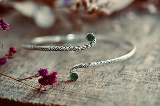 Silver Arm Cuff Bracelet Green Stone – Textured Silver Upper Arm Bracelet, Boho Goddess Jewellery, Adjustable Statement Arm Band, Festival