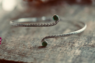 Silver Arm Cuff Bracelet Green Stone – Textured Silver Upper Arm Bracelet, Boho Goddess Jewellery, Adjustable Statement Arm Band, Festival