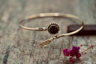 Black Onyx Brass Bangle - Hammered Bracelet – Boho Cuff with Black Gemstone – Adjustable Statement Jewellery Gift for Her