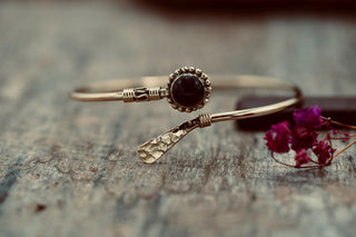 Black Onyx Brass Bangle - Hammered Bracelet – Boho Cuff with Black Gemstone – Adjustable Statement Jewellery Gift for Her