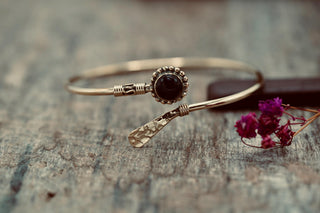 Black Onyx Brass Bangle - Hammered Bracelet – Boho Cuff with Black Gemstone – Adjustable Statement Jewellery Gift for Her