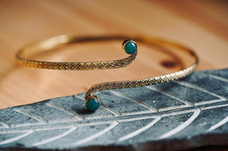Brass Arm Cuff Bracelet Green Onyx Stone – Textured Golden Upper Arm Bracelet, Boho Goddess Jewellery, Adjustable Statement Arm Band