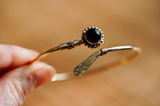 Black Onyx Brass Bangle - Hammered Bracelet – Boho Cuff with Black Gemstone – Adjustable Statement Jewellery Gift for Her