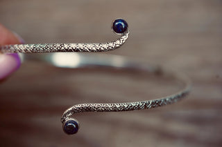 Silver Arm Cuff Bracelet Lapis Lazuli Stone – Textured Silver Upper Arm Bracelet, Boho Goddess Jewellery, Adjustable Statement Arm Band