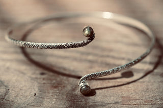 Silver Arm Cuff Bracelet Labradorite Stone – Textured Silver Upper Arm Bracelet, Boho Goddess Jewellery, Adjustable Statement Arm Band
