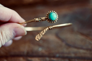 Turquoise Brass Bangle Bracelet – Boho Bracelet with Blue Gemstone – Adjustable Statement Jewellery Gift for Her