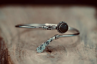 Labradorite Silver Bangle Bracelet – Boho Bracelet with Blue Gemstone – Adjustable Statement Jewellery Gift for Her