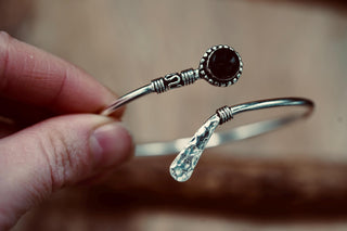 Black Onyx Silver Bangle - Hammered Bracelet – Boho Cuff with Black Gemstone – Adjustable Statement Jewellery Gift for Her