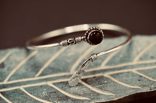 Black Onyx Silver Bangle - Hammered Bracelet – Boho Cuff with Black Gemstone – Adjustable Statement Jewellery Gift for Her