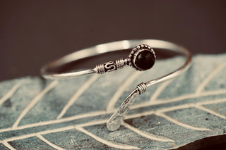 Black Onyx Silver Bangle - Hammered Bracelet – Boho Cuff with Black Gemstone – Adjustable Statement Jewellery Gift for Her