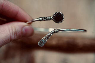 Black Onyx Silver Bangle - Hammered Bracelet – Boho Cuff with Black Gemstone – Adjustable Statement Jewellery Gift for Her