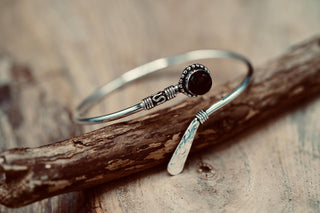 Black Onyx Silver Bangle - Hammered Bracelet – Boho Cuff with Black Gemstone – Adjustable Statement Jewellery Gift for Her