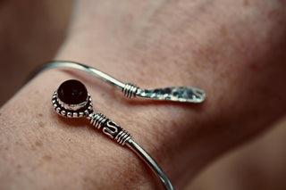 Black Onyx Silver Bangle - Hammered Bracelet – Boho Cuff with Black Gemstone – Adjustable Statement Jewellery Gift for Her