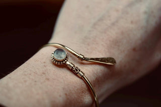 Rose Quartz Brass Bangle Bracelet, Pale Pink Rose Quartz Boho Cuff with White Gemstone – Adjustable Statement Jewellery Gift for Her