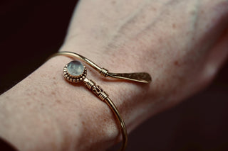 Rose Quartz Brass Bangle Bracelet, Pale Pink Rose Quartz Boho Cuff with White Gemstone – Adjustable Statement Jewellery Gift for Her