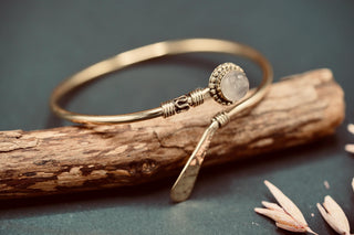 Rose Quartz Brass Bangle Bracelet, Pale Pink Rose Quartz Boho Cuff with White Gemstone – Adjustable Statement Jewellery Gift for Her