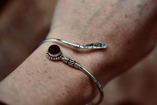 Black Onyx Silver Bangle - Hammered Bracelet – Boho Cuff with Black Gemstone – Adjustable Statement Jewellery Gift for Her