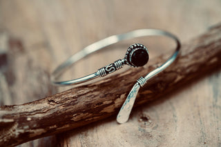 Black Onyx Silver Bangle - Hammered Bracelet – Boho Cuff with Black Gemstone – Adjustable Statement Jewellery Gift for Her