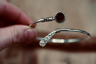 Black Onyx Silver Bangle - Hammered Bracelet – Boho Cuff with Black Gemstone – Adjustable Statement Jewellery Gift for Her