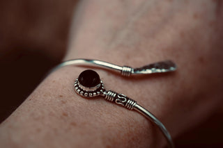 Black Onyx Silver Bangle - Hammered Bracelet – Boho Cuff with Black Gemstone – Adjustable Statement Jewellery Gift for Her