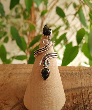 Onyx Noir & Silver spiral ring / Ajustable / Birthstone / Boho / Ethnic / Rustic / Tribal / Gypsy / Festival / Healing 