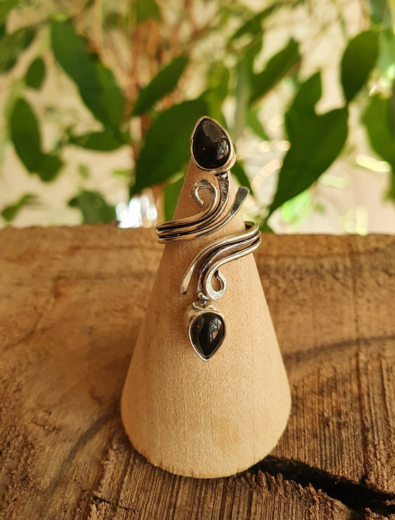 Onyx Noir & Silver spiral ring / Ajustable / Birthstone / Boho / Ethnic / Rustic / Tribal / Gypsy / Festival / Healing 